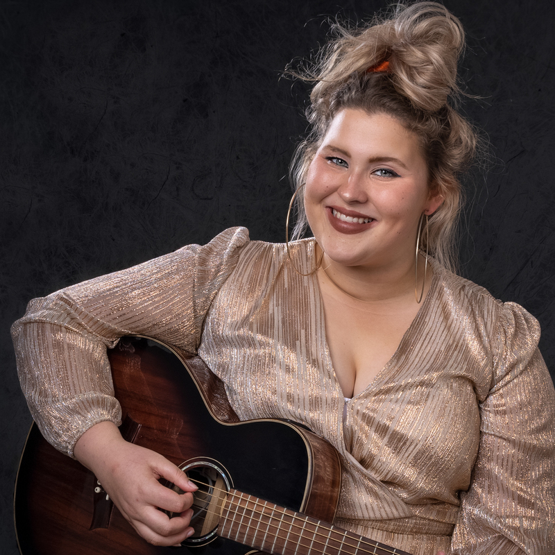17-Year-Old Port Lincoln Performer, Charlee Watt and her guitar.