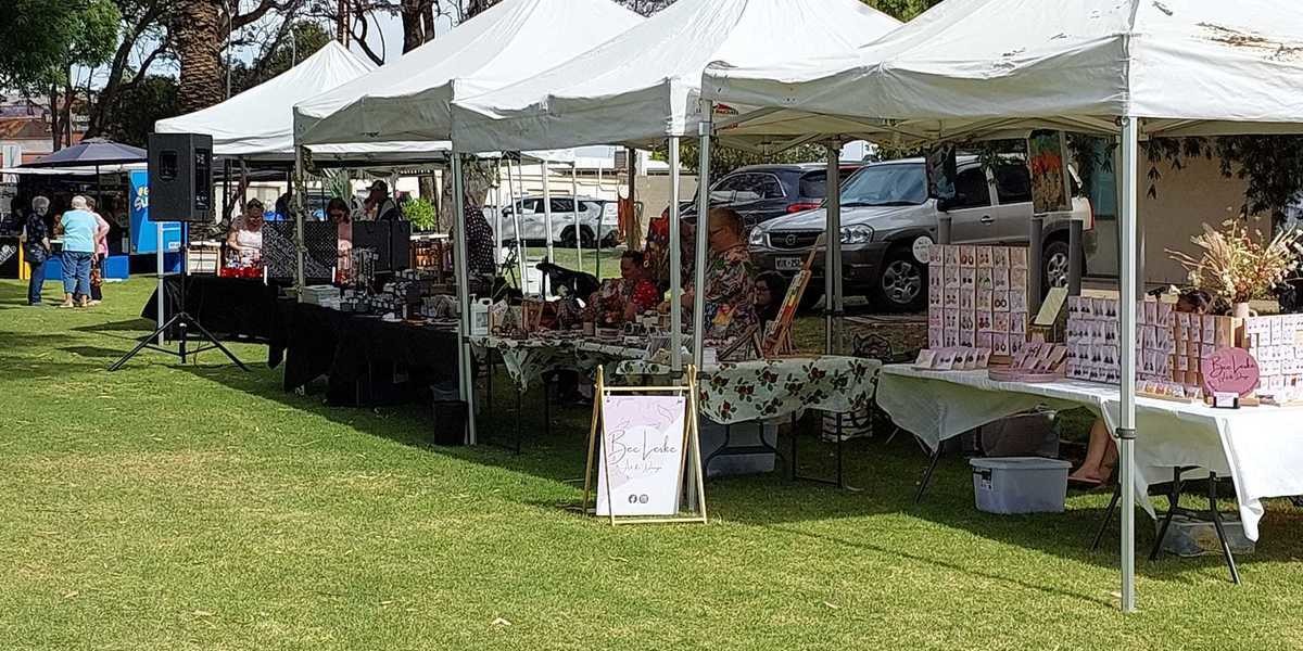 Rotary Waikerie Fringe Market - Green lawns with market stalls.