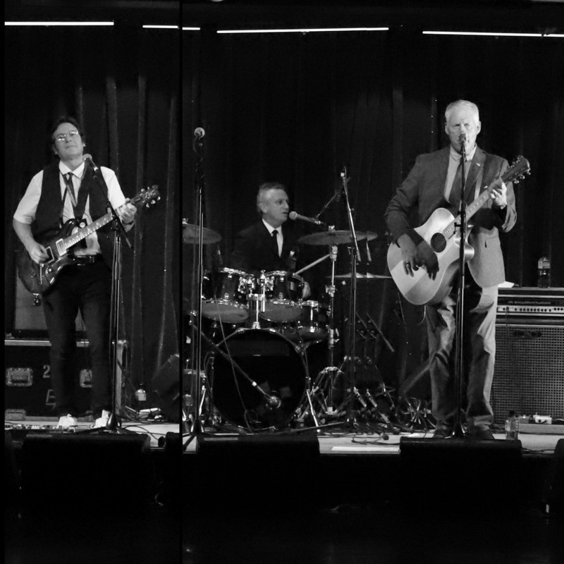Acoustic Fix performing an Easybeats Tribute show on Rock the Boat 2019