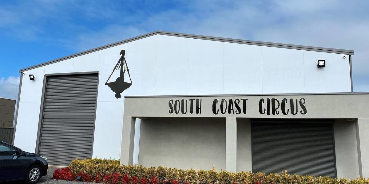 SOUTH COAST CIRCUS VARIETY SHOW - South Coast Circus Logo